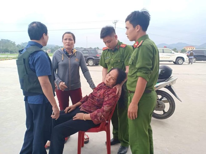 Công an vây nhóm đối tượng nghi buôn ma túy: Mẹ của đối tượng gào khóc kêu gọi con trai ra đầu hàng - Ảnh 1.