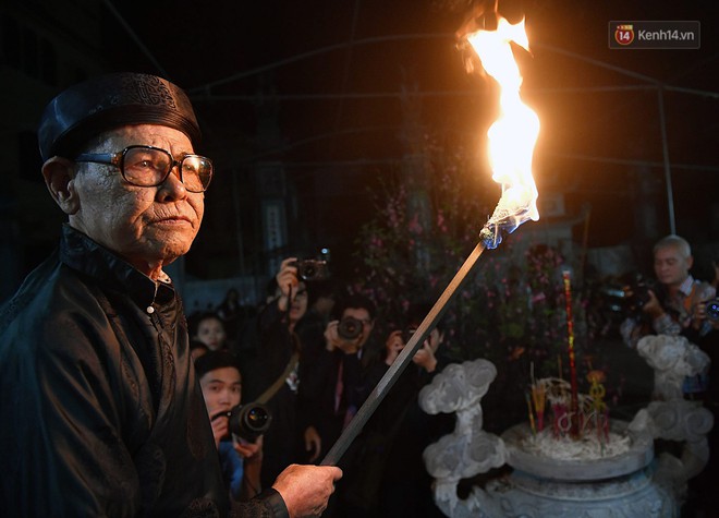 Người làng An Định chạy rước lửa thiêng về nhà lấy may ở Hà Nội - Ảnh 6.