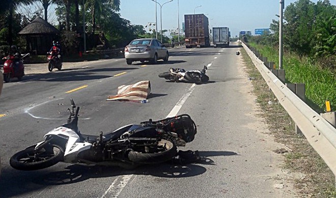 Nữ du khách nước ngoài tử vong khi 2 xe máy của đoàn phượt va chạm với xe container ở Quảng Nam - Ảnh 1.