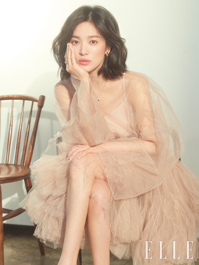 Khi Kbiz ầm ĩ v&igrave; tin đồn ly h&ocirc;n, Song Hye Kyo chỉ thả nhẹ bộ ảnh tạp ch&iacute; lộng lẫy v&agrave; t&acirc;m sự về điều quan trọng n&agrave;y - Ảnh 2.