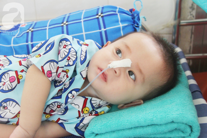 Ánh mắt cầu cứu của bé trai 7 tháng tuổi bị mẹ bỏ rơi trước cổng chùa vì mắc bệnh bại não - Ảnh 2.