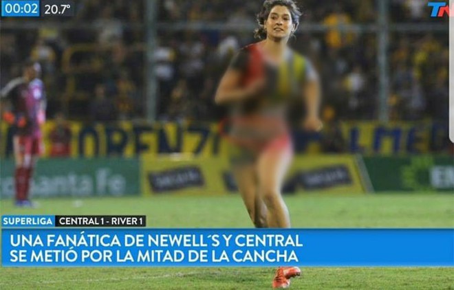 CĐV nữ khỏa thân, chạy vào sân làm gián đoạn trận đấu ở Argentina - Ảnh 1.