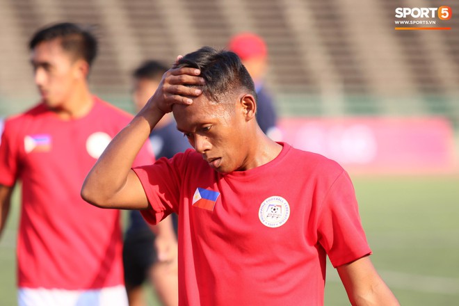 Đối thủ của U22 Việt Nam gặp kh&oacute; ngay từ buổi tập l&agrave;m quen s&acirc;n - Ảnh 3.