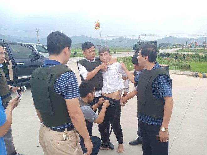 Công an vây nhóm đối tượng mang ma túy và vũ khí nóng: Nghi phạm thứ 3 bỏ trốn ra đầu thú - Ảnh 2. Công an vây nhóm đối tượng mang ma túy và vũ khí nóng: Nghi phạm thứ 3 bỏ trốn ra đầu thú - Ảnh 2.