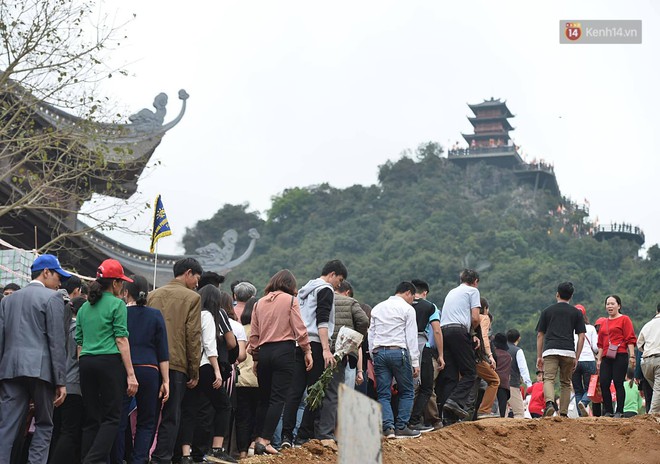 Hơn 30.000 Phật tử và du khách thập phương đổ về khai hội ngôi chùa lớn nhất Việt Nam - Ảnh 17.