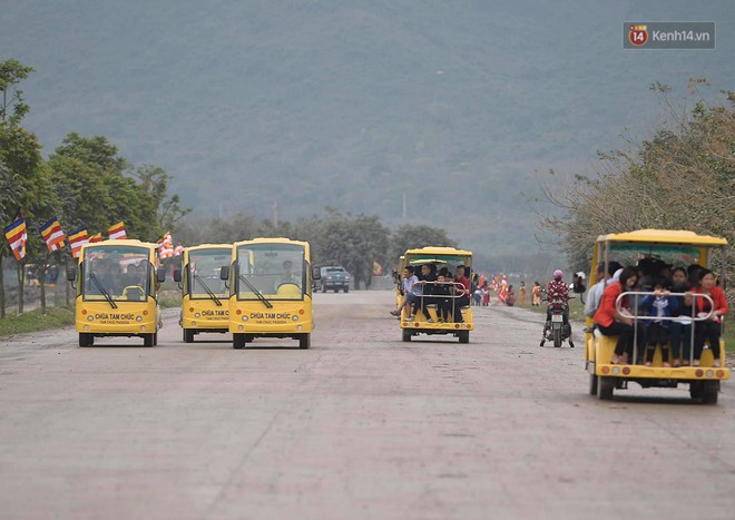 Hơn 30.000 Phật tử và du khách thập phương đổ về khai hội ngôi chùa lớn nhất Việt Nam đang trong quá trình hoàn thiện - Ảnh 3.