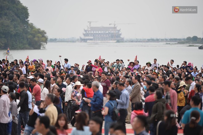 Hơn 30.000 Phật tử và du khách thập phương đổ về khai hội ngôi chùa lớn nhất Việt Nam đang trong quá trình hoàn thiện - Ảnh 7.