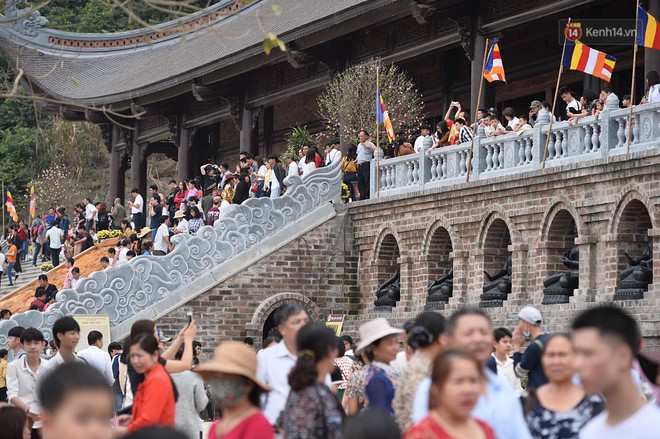 Hơn 30.000 Phật tử và du khách thập phương đổ về khai hội ngôi chùa lớn nhất Việt Nam - Ảnh 18.