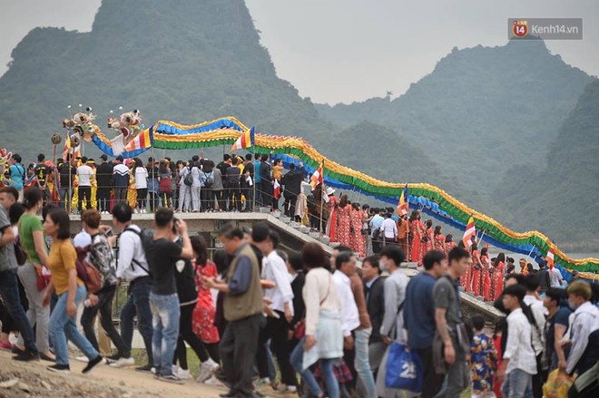 Hơn 30.000 Phật tử và du khách thập phương đổ về khai hội ngôi chùa lớn nhất Việt Nam đang trong quá trình hoàn thiện - Ảnh 16.