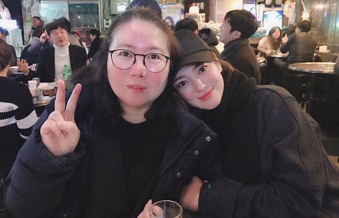 Đẹp bất chấp trong lần lộ diện đầu ti&ecirc;n sau tin đồn ly dị, Song Hye Kyo bị d&ograve; hỏi li&ecirc;n tục về chồng Song Joong Ki - Ảnh 2.