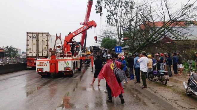 Ảnh, clip: Hiện trường vụ tai nạn li&ecirc;n ho&agrave;n tr&ecirc;n Quốc lộ 1A khiến 8 người thương vong - Ảnh 2.
