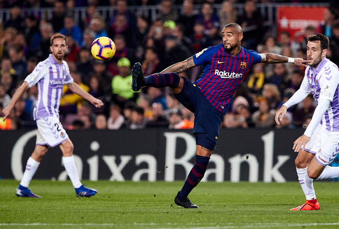 Messi lại đ&aacute; hỏng phạt đền, Barcelona thắng chật vật trước đối thủ yếu hơn - Ảnh 2.