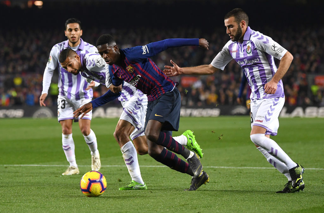 Messi lại đ&aacute; hỏng phạt đền, Barcelona thắng chật vật trước đối thủ yếu hơn - Ảnh 1.