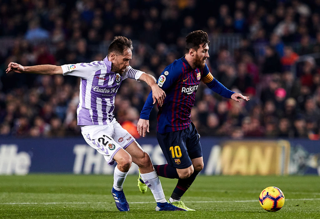 Messi lại đ&aacute; hỏng phạt đền, Barcelona thắng chật vật trước đối thủ yếu hơn - Ảnh 3.