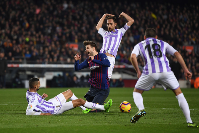 Messi lại đ&aacute; hỏng phạt đền, Barcelona thắng chật vật trước đối thủ yếu hơn - Ảnh 4.