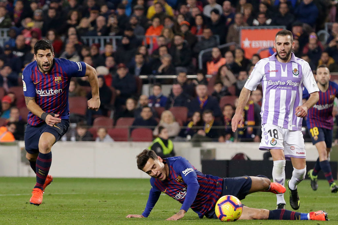 Messi lại đ&aacute; hỏng phạt đền, Barcelona thắng chật vật trước đối thủ yếu hơn - Ảnh 8.