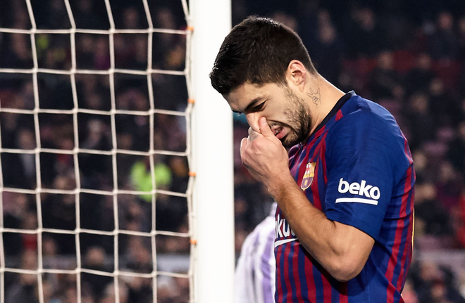 Messi lại đ&aacute; hỏng phạt đền, Barcelona thắng chật vật trước đối thủ yếu hơn - Ảnh 7.