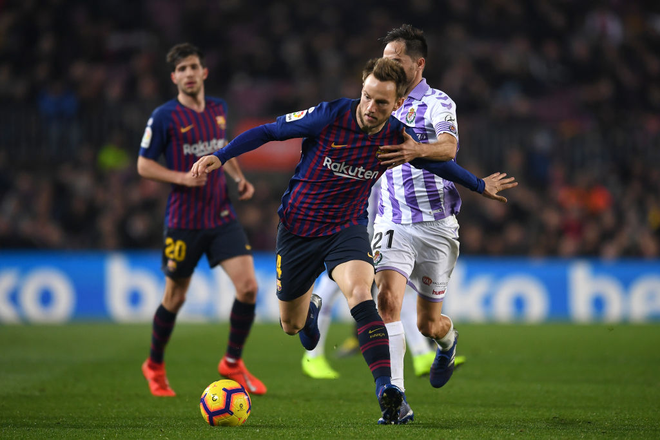 Messi lại đ&aacute; hỏng phạt đền, Barcelona thắng chật vật trước đối thủ yếu hơn - Ảnh 6.