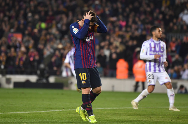 Messi lại đ&aacute; hỏng phạt đền, Barcelona thắng chật vật trước đối thủ yếu hơn - Ảnh 9.