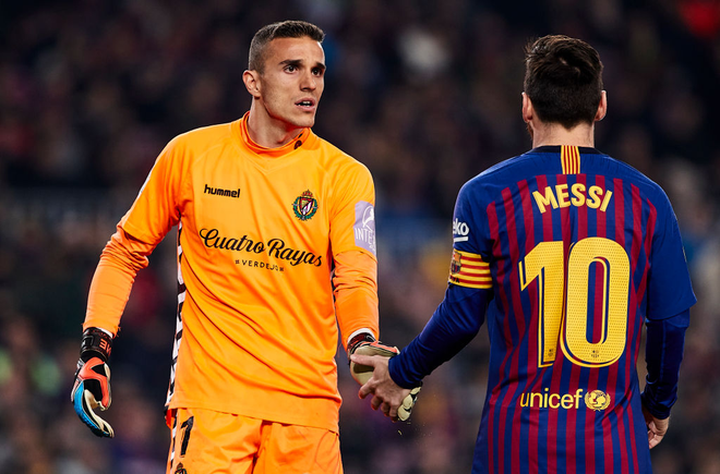 Messi lại đ&aacute; hỏng phạt đền, Barcelona thắng chật vật trước đối thủ yếu hơn - Ảnh 10.