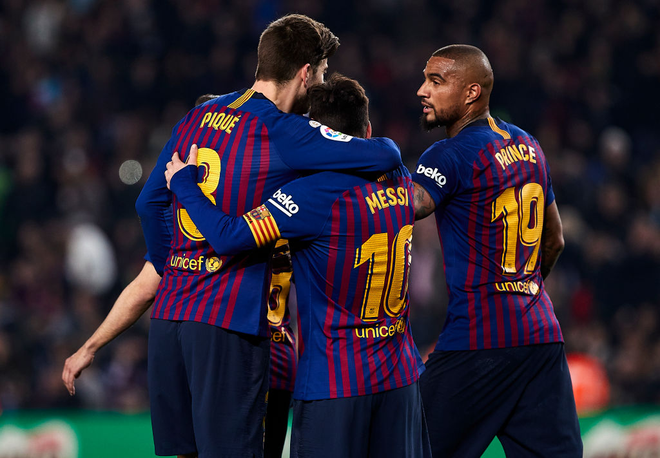 Messi lại đ&aacute; hỏng phạt đền, Barcelona thắng chật vật trước đối thủ yếu hơn - Ảnh 11.