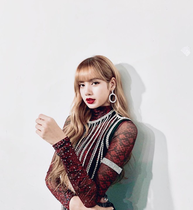 Lisa (Black Pink) khiến dân tình bấn loạn vì ngày càng bánh bèo hóa: Nhan sắc tăng hạng, xinh như công chúa - Ảnh 9.