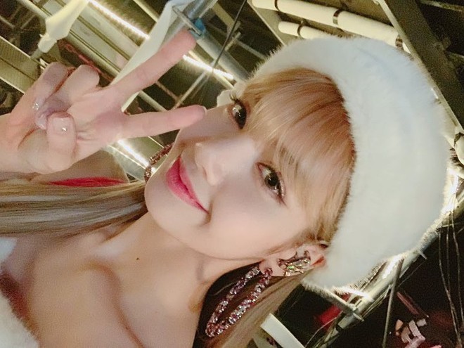 Lisa (Black Pink) khiến dân tình bấn loạn vì ngày càng bánh bèo hóa: Nhan sắc tăng hạng, xinh như công chúa - Ảnh 6.