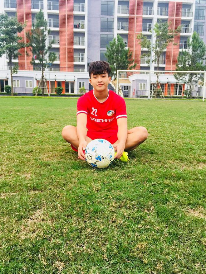 Fan girl tiếc h&ugrave;i hụi khi t&igrave;m ra info bạn g&aacute;i xinh xắn của tiền đạo sinh năm 2000 vừa g&acirc;y b&atilde;o mạng - Ảnh 1.