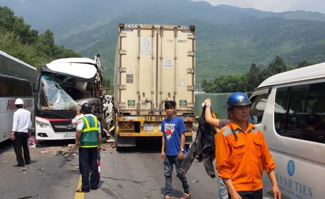 Nóng: Ôtô khách chở đoàn du lịch đấu đầu container, 11 người bị thương - Ảnh 1.