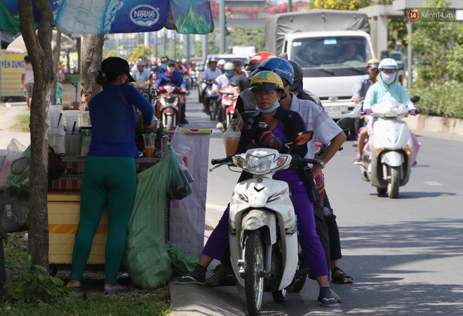 Nắng nóng liên tục nhiều ngày ở Sài Gòn, người dân tìm cách bảo vệ da khỏi tia UV gần chạm ngưỡng khi ra đường - Ảnh 7.