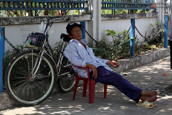 Nắng nóng liên tục nhiều ngày ở Sài Gòn, người dân tìm cách bảo vệ da khỏi tia UV gần chạm ngưỡng khi ra đường - Ảnh 16.