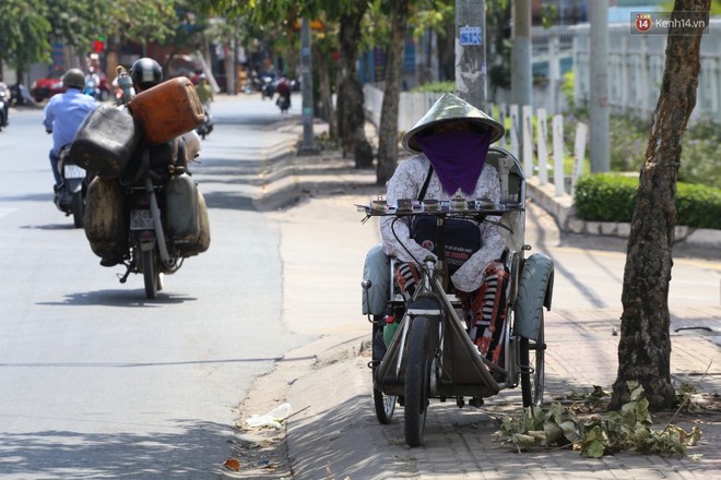 Nắng nóng liên tục nhiều ngày ở Sài Gòn, người dân tìm cách bảo vệ da khỏi tia UV gần chạm ngưỡng khi ra đường - Ảnh 15.