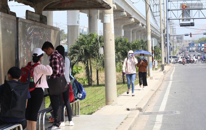 Nắng nóng liên tục nhiều ngày ở Sài Gòn, người dân tìm cách bảo vệ da khỏi tia UV gần chạm ngưỡng khi ra đường - Ảnh 10.