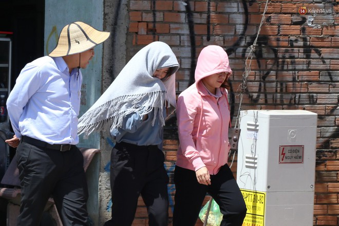 Nắng nóng liên tục nhiều ngày ở Sài Gòn, người dân tìm cách bảo vệ da khỏi tia UV gần chạm ngưỡng khi ra đường - Ảnh 11.