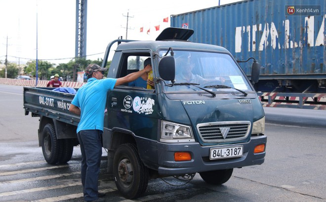 Sự tử tế tại lễ hội chùa Bà lớn nhất Bình Dương: Từ nước suối, cơm trưa, nhang khói đến bơm vá sửa xe đều miễn phí - Ảnh 7.