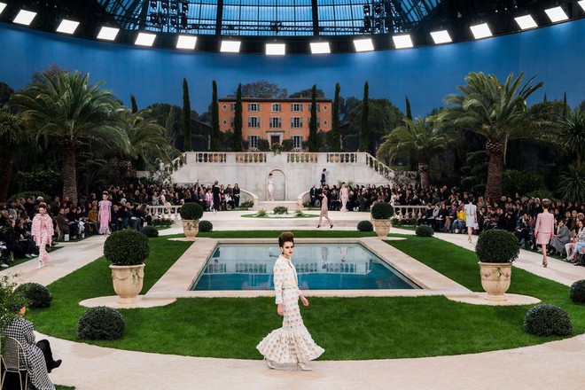 15 show diễn huyền thoại của Chanel dưới thời Karl Lagerfeld khiến giới mộ điệu thổn thức - Ảnh 2.