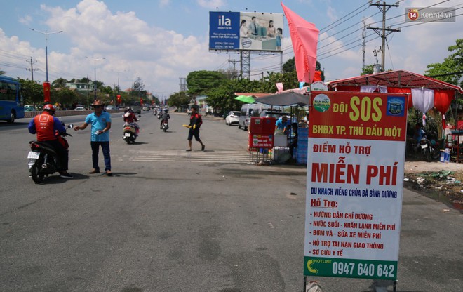 Sự tử tế tại lễ hội chùa Bà lớn nhất Bình Dương: Từ nước suối, cơm trưa, nhang khói đến bơm vá sửa xe đều miễn phí - Ảnh 3.