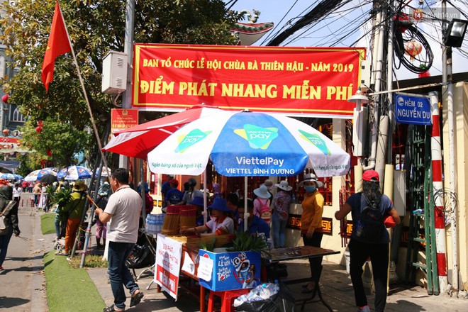 Sự tử tế tại lễ hội chùa Bà lớn nhất Bình Dương: Từ nước suối, cơm trưa, nhang khói đến bơm vá sửa xe đều miễn phí - Ảnh 10.