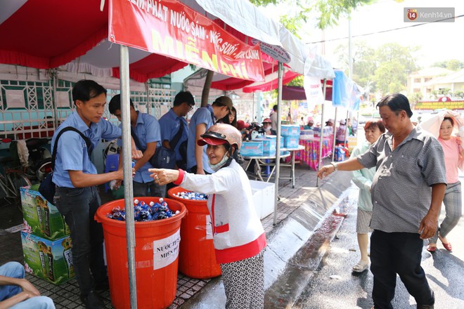 Sự tử tế tại lễ hội chùa Bà lớn nhất Bình Dương: Từ nước suối, cơm trưa, nhang khói đến bơm vá sửa xe đều miễn phí - Ảnh 14.