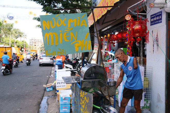 Sự tử tế tại lễ hội chùa Bà lớn nhất Bình Dương: Từ nước suối, cơm trưa, nhang khói đến bơm vá sửa xe đều miễn phí - Ảnh 11.