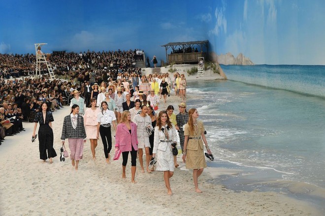 15 show diễn huyền thoại của Chanel dưới thời Karl Lagerfeld khiến giới mộ điệu thổn thức - Ảnh 5.