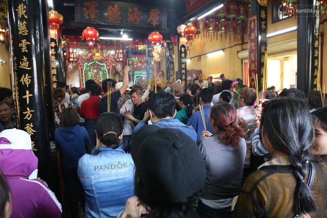 Hàng ngàn người đổ mồ hôi, chen lấn vào thắp hương viếng chùa Bà ở Bình Dương - Ảnh 1.