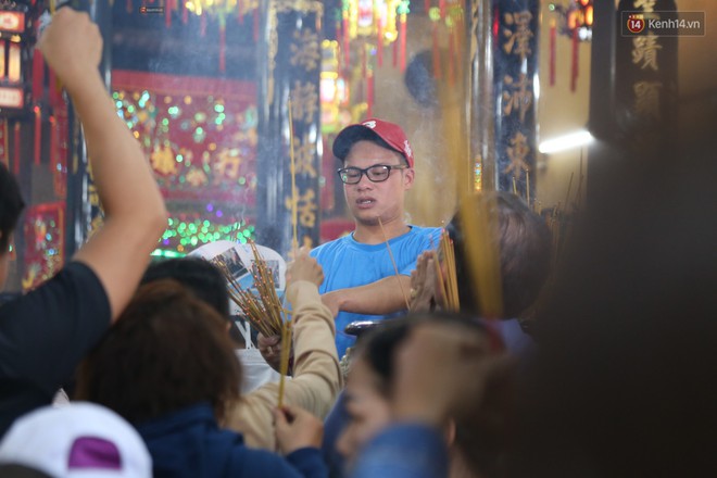 Hàng ngàn người đổ mồ hôi, chen lấn vào thắp hương viếng chùa Bà ở Bình Dương - Ảnh 2.