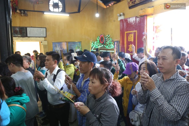 Hàng ngàn người đổ mồ hôi, chen lấn vào thắp hương viếng chùa Bà ở Bình Dương - Ảnh 3.