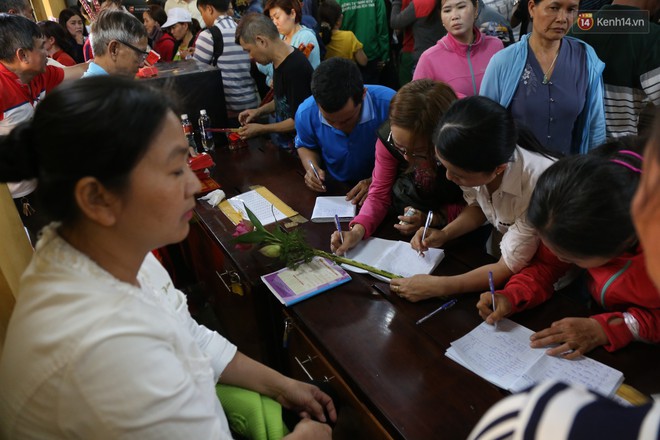 Hàng ngàn người đổ mồ hôi, chen lấn vào thắp hương viếng chùa Bà ở Bình Dương - Ảnh 13.