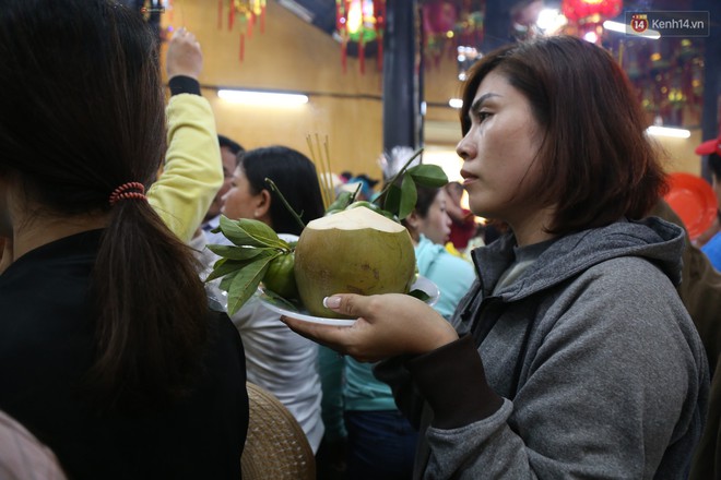 Hàng ngàn người đổ mồ hôi, chen lấn vào thắp hương viếng chùa Bà ở Bình Dương - Ảnh 5.