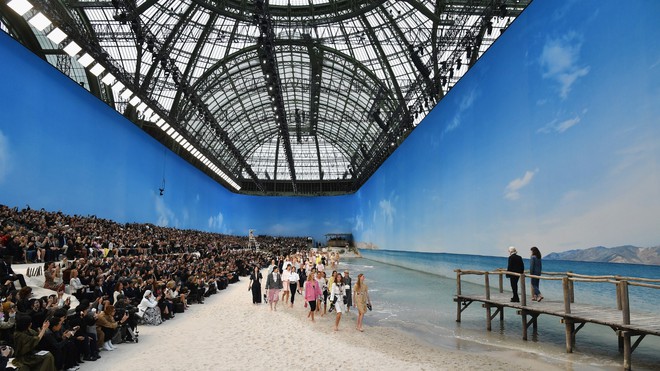 14 show diễn huyền thoại của Chanel dưới thời Karl Lagerfeld khiến giới mộ điệu thổn thức - Ảnh 4.