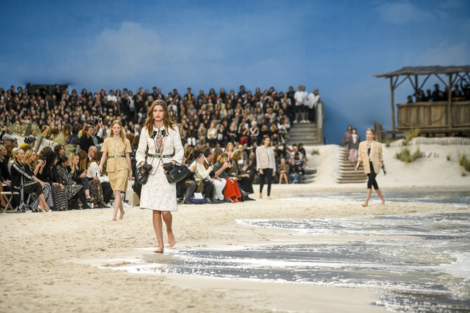 14 show diễn huyền thoại của Chanel dưới thời Karl Lagerfeld khiến giới mộ điệu thổn thức - Ảnh 6.