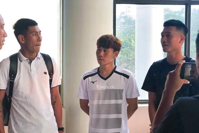 Tiến Dũng cười t&iacute;t mắt, l&agrave;m tr&ograve; khi đi mua sắm c&ugrave;ng bạn g&aacute;i - Ảnh 2.