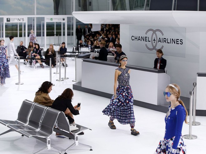 15 show diễn huyền thoại của Chanel dưới thời Karl Lagerfeld khiến giới mộ điệu thổn thức - Ảnh 19.